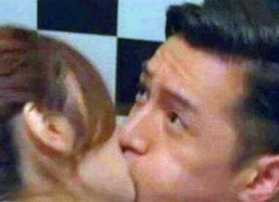 娱乐吃瓜情侣亲吻,娱乐圈情侣深情亲吻，甜蜜画面引网友热议